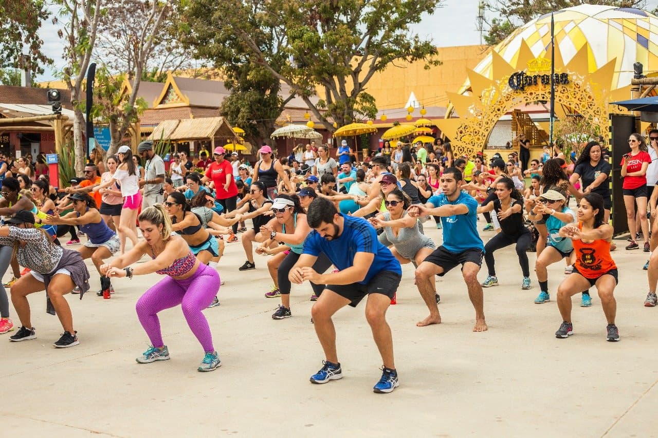 Participantes do Desafio 1080 em treino coletivo ao ar livre